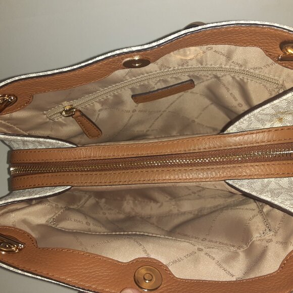 Medium Logo Chain Shoulder Bag - Picture 6 of 7